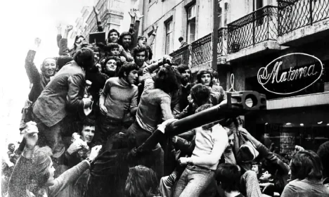 REVOLUÇÃO DOS CRAVOS - PORTUGAL. - Wikipedia/Centro de Documentação 25 de Abril