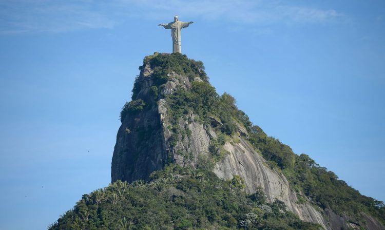 Cristo Redentor localizada no topo do morro do Corcovado