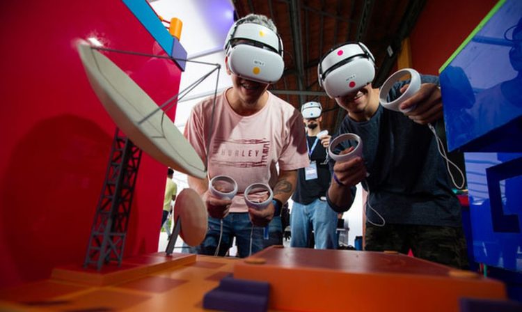 Rio de Janeiro (RJ), 03/10/2023 - RIW - Rio Innovation Week, maior evento de tecnologia e inovação da América Latina , realizado no Pier Mauá, no Centro do Rio. Na imagem, publico joga em ativação com realidade virtual. Foto: Fernando Souza/RIW/Divulgação