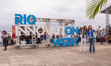 Rio de Janeiro (RJ), 03/10/2023 - RIW - Rio Innovation Week, maior evento de tecnologia e inovação da América Latina , realizado no Pier Mauá, no Centro do Rio. Na imagem, publico joga em ativação com realidade virtual. Foto: Fernando Souza/RIW/Divulgação