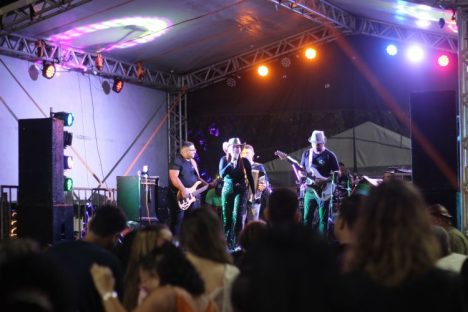 ROBERTA CANTORA ABRE FESTA 2222