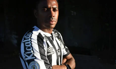 Robinho foi anunciado neste sábado pelo Santos