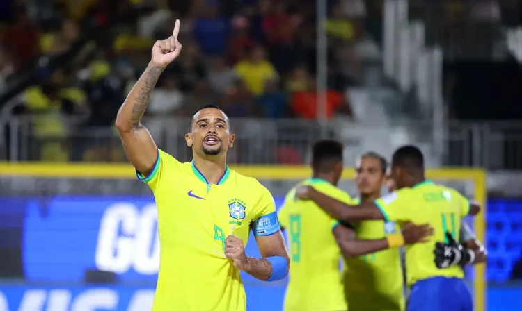 Rodrigo, camisa 9 e capitão da seleção, marca  duas vezes na goleda de 6 a 0 na Espanha, nas quarta de final da  Copa do Mundo de futebol de areia - beach soccer - em 08/05/2025