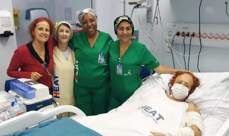 A escritora Roseane Murray, de 73 anos de idade, teve alta nesta quinta-feira (18) do Hospital Estadual Alberto Torres, em São Gonçalo. A poetisa saiu de cadeira de rodas e recebeu uma salva de palmas dos funcionários da unidade de saúde. A volta para casa acontece no Dia Nacional do Livro Infantil. Foto: Heat/Divulgação