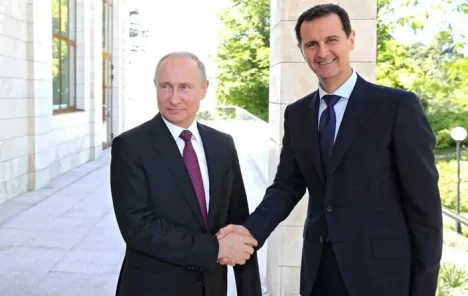 Foto de arquivo mostra o líder russo Vladimir Putin e o então presidente da Síria, Bashar Al-Asad • Imprensa do Kremlin/Anadolu Agency/Getty Images