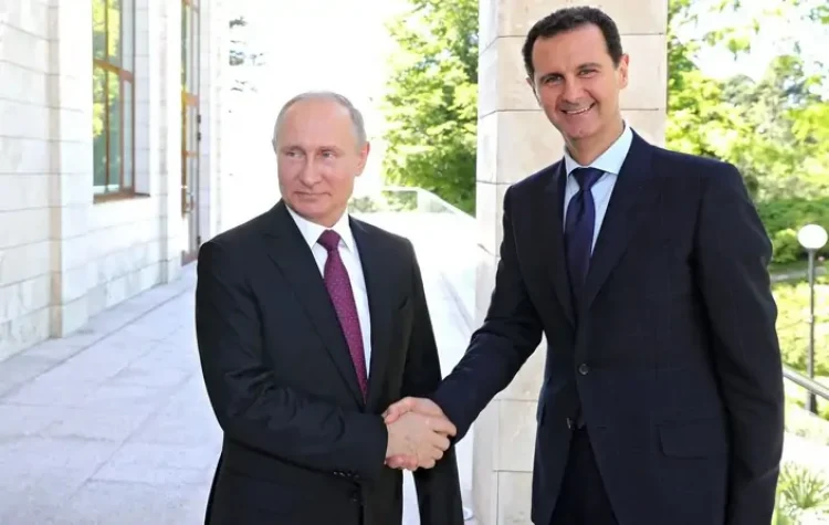 Foto de arquivo mostra o líder russo Vladimir Putin e o então presidente da Síria, Bashar Al-Asad • Imprensa do Kremlin/Anadolu Agency/Getty Images