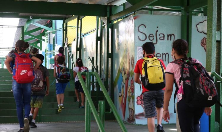 Crianças do ensino fundamental chegam para as aulas presenciais na Escola Estadual Terezine Arantes Ferraz Bibliotecaria, no Parque Casa de Pedra, zona norte da capital.