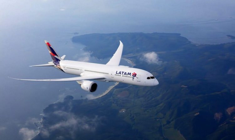 LATAM Boeing 787-9 Dreamliner photographed on May 13, 2016 from Wolfe Air Aviation Learjet 25B. Foto: Chad Slattery/LATAM