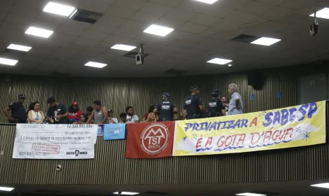 São Paulo (SP) 02/05/2024 - Manifestação contra a privatização da SABESP, na Câmara de Vereadores de São Paulo.

Foto: Paulo Pinto/Agência Brasil