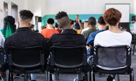 Alunos em sala de aula. Foto: Sam Balye/Unsplash