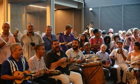 Sambistas lançam livro Primeiras Lições de Samba, do Tinhorão