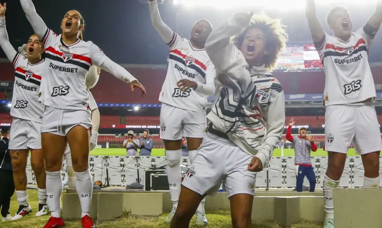 São Paulo se classifica às semifinais do Brasileiro Feminino ao derrotar a Ferroviária nas penalidades, por 4 a 2, no Morumbis, em 16/08/2025