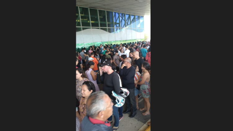 Mutidão já toma conta da Base Aérea de Parnamirim para pegar lentes e ver eclipse. Foto: AGORA RN