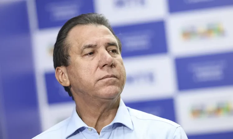 Brasília (DF), 05/05/2025 - O ministro do Trabalho e Emprego, Luiz Marinho, visita feira de artesanato durante a Semana do Trabalho, que conta com uma série de ações e serviços gratuitos para o público, na sede do ministério, em Brasília. Foto: Marcelo Camargo/Agência Brasil