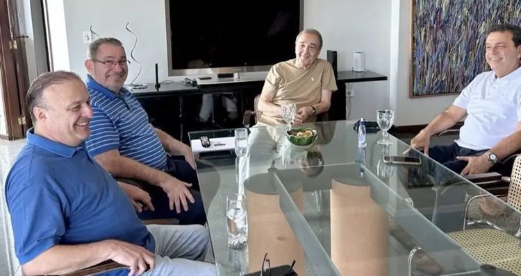 Senador José Agripino em conversa com Carlos Eduardo Wober Jr. e Paulinho Freire