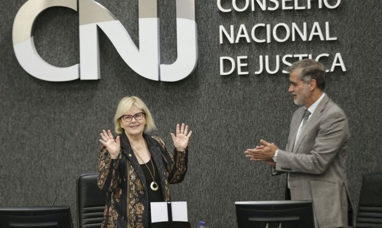 Brasília (DF), 26/09/2023 - A presidente do CNJ e do Supremo Tribunal Federal (STF), Rosa Weber, e o ministro do STJ, Rogério Schietti, durante sessão do Conselho Nacional de Justiça para analisar a Resolução que prevê o aumento da participação feminina nos tribunais federais, estaduais e do trabalho. A sessão é a última da gestão da ministra Rosa Weber no conselho. Foto: Marcelo Camargo/Agência Brasil