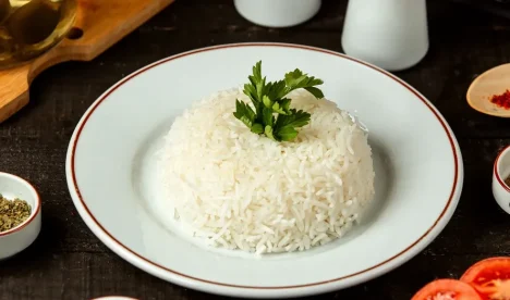 Arroz branco no prato / Foto: Freepik