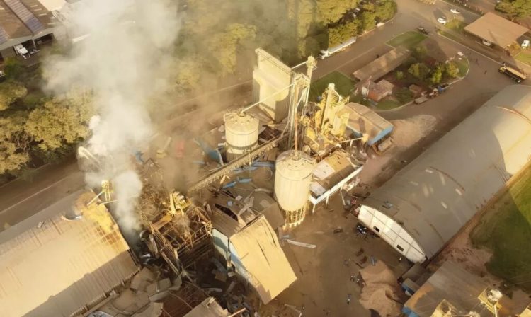 Palotina (PR) - Explosão em silo de secagem de grãos em Palotina, no Paraná, deixa mortos e feridos. Foto: Grupo BR277/CATVE/Instagram