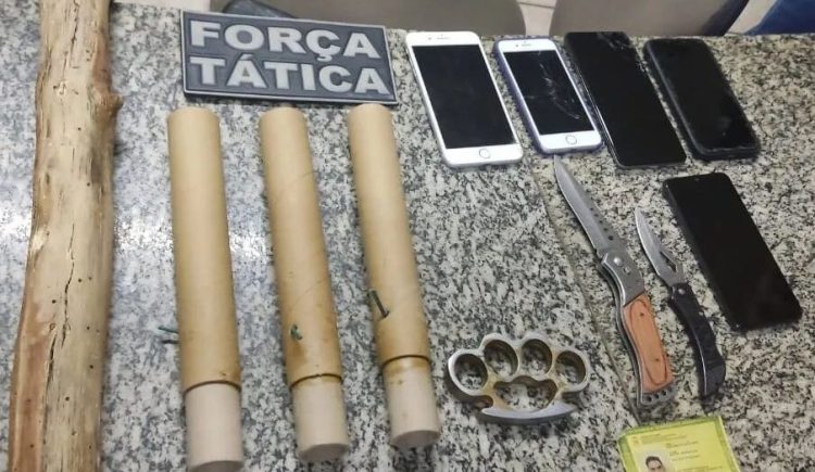 Torcedores suspeitos são flagrados com armas brancas e rojões. Foto: PM RN.