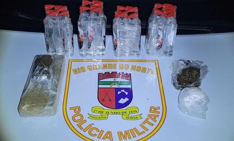 PM apreende loló, maconha, crack e cocaína em São Miguel do Gostoso. Foto: PM RN.