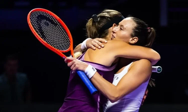 Luisa Stefani e Timea Babos avançam à final de duplas do WTA Finals, em 07/11/2025