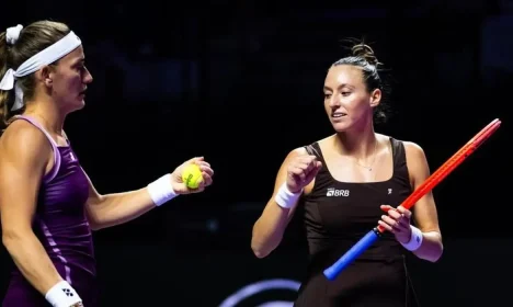 Dupla de Luisa Stefani e Timea Babos derrota russas Diana Shnaider (Rússia) e Mirra Andreeva (Rússia) no segundo jogo do WTA Finals, em 04/11/2025