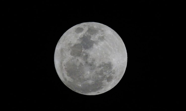 São Paulo SP 30/08/2023   -  Superlua azul vista em São Paulo que está em seu ponto de órbita mais próximo da Terra, o chamado perigeu. Foto Paulo Pinto/Agência Brasil