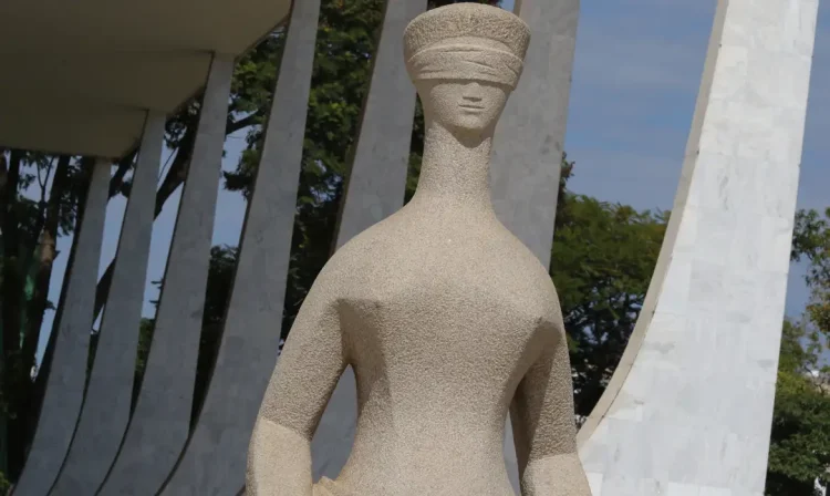 A Justiça é uma escultura localizada em frente ao prédio do Supremo Tribunal Federal, na Praça dos Três Poderes, em Brasília, no Distrito Federal