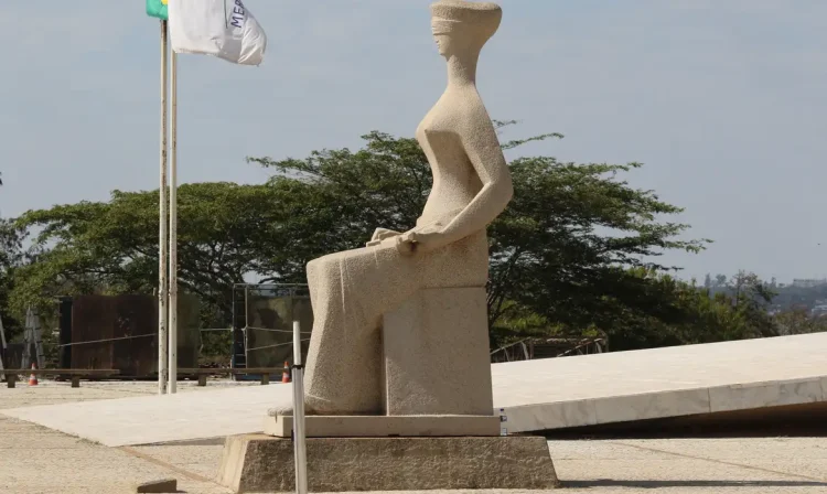 A Justiça é uma escultura localizada em frente ao prédio do Supremo Tribunal Federal, na Praça dos Três Poderes, em Brasília, no Distrito Federal