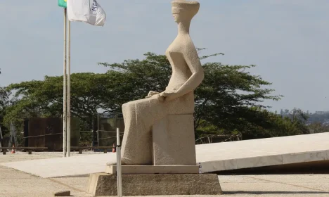 A Justiça é uma escultura localizada em frente ao prédio do Supremo Tribunal Federal, na Praça dos Três Poderes, em Brasília, no Distrito Federal