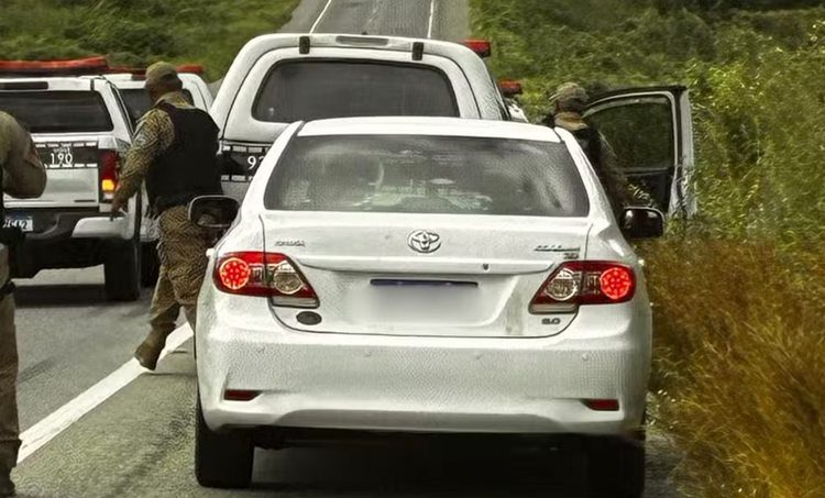 Suspeitos estavam em um veículo, que foi utilizado para cometer o crime em Triunfo - (Foto: PMPB)