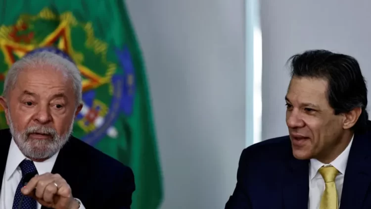 Presidente Luiz Inácio Lula da Silva e o ministro Fernando Haddad conversam no Palácio do Planalto. Foto: REUTERS/Ueslei Marcelino