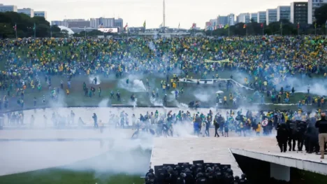 Invasão do 8 de janeiro em Brasília atingiu prédios dos Três Poderes e na Esplanada dos Ministérios / Foto: Reuters/Adriano Machado