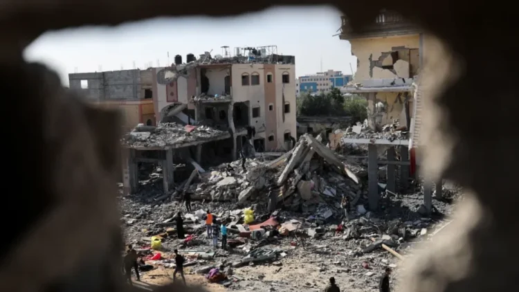 Casas destruídas em Khan Younis, sul de Gaza. Foto: REUTERS/Ibraheem Abu Mustafa