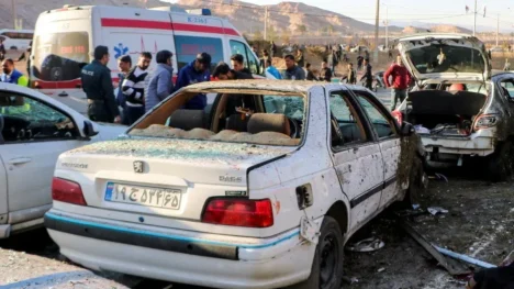 Pessoas se reúnem no local das explosões durante cerimônia realizada para marcar a morte do general iraniano Qassem Soleimani, em Kerman, Irã / Foto: REUTERS