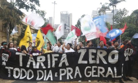 São Paulo  SP 18/01/2023 Manifestação no centro da cidade contra o aumento das tarifas do metrô, CPTM e EMTU e contra as privatizações do governo Tarcísio .Foto Paulo Pinto/Agência Brasil