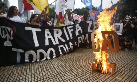 São Paulo  SP 18/01/2023 Manifestação no centro da cidade contra o aumento das tarifas do metrô, CPTM e EMTU e contra as privatizações do governo Tarcísio .Foto Paulo Pinto/Agência Brasil