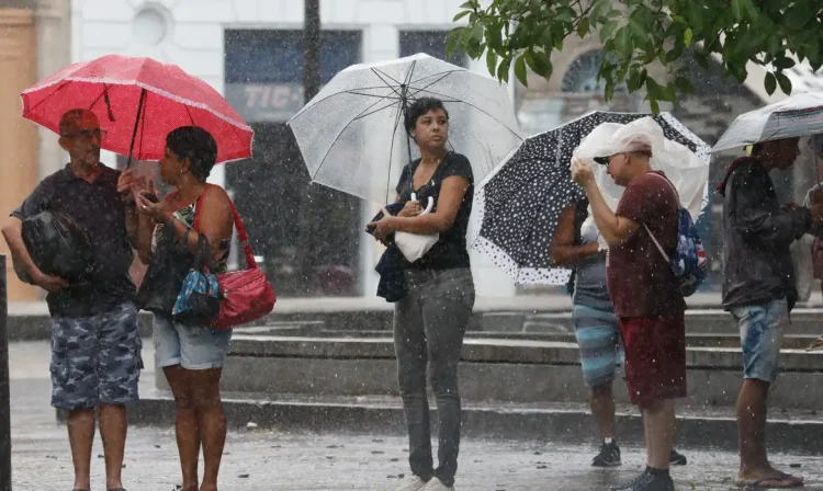 Rio de Janeiro (RJ) 22/03/2024 – Temporal atinge o Rio de Janeiro e trabalhadores deixam a região central da cidade, que tem ponto facultativo decretado com previsão de chuvas extremas. Foto: Fernando Frazão/Agência Brasil