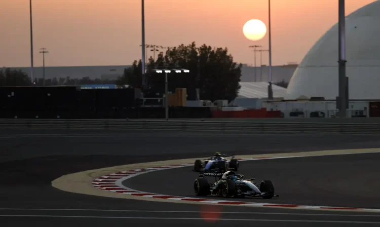 George Russell, da Mercedes, durante testes de pré-temporada da Fórmula 1 no circuito do Barein
20/02/2026 REUTERS/Hamad I Mohammed