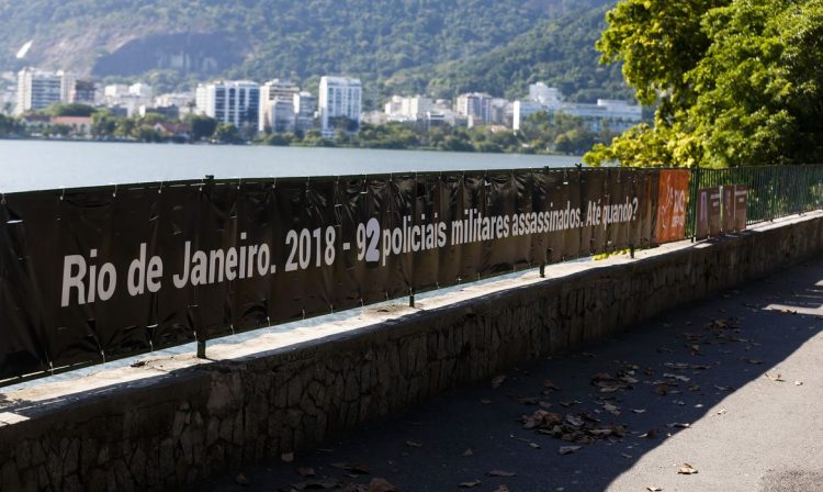 ONG Rio de Paz homenageia policiais militares mortos no estado do Rio.