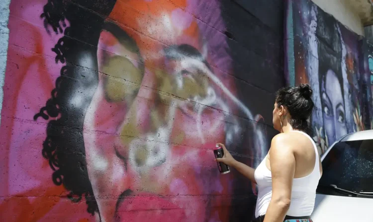 Grafite em homenagem a Marielle Franco feito por Pammela Castro na comunidade Tavares Bastos, na zona sul do Rio de Janeiro é refeito após ser vandalizado.