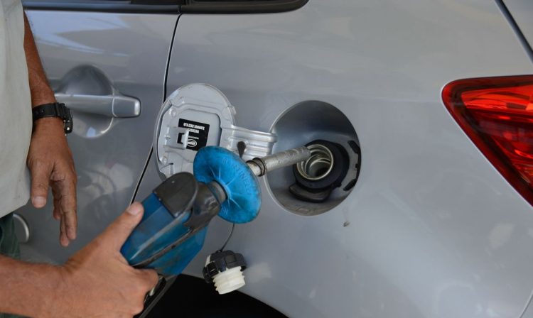 Greve de caminhoneiros provoca fila para abastecimento de combustível em posto de gasolina no Rio de Janeiro.