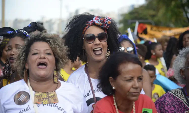 Quarta Marcha das Mulheres Negras em Copacabana, no Rio de Janeiro, protesta contra a violência que atinge as mulheres negras em todo o país.