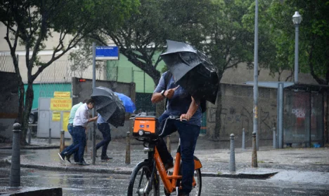 Fortes chuvas e ventos causam transtornos no centro do Rio