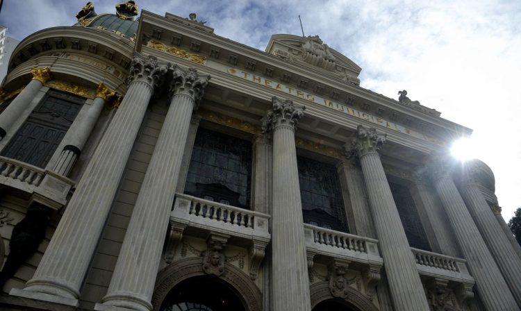 O corpo do cantor, compositor e violonista João Gilberto é velado no Theatro Municipal do Rio de Janeiro.