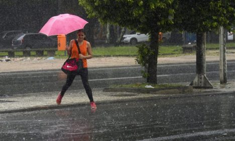 Temporal atinge o Rio de Janeiro causando vários estragos. Na praia de Botafogo, passagem de pedestre é alagada e lixo se espalha pelo calçadão.