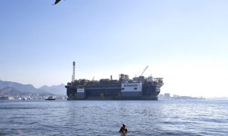 A Petrobras anunciou a chegada da plataforma de petróleo, P-67, ancorada na Baía de Guanabara, destinada ao Sistema de Produção do Campo de Lula, no pré-sal da Bacia de Santos.