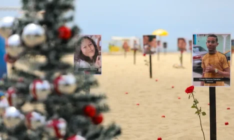 Rio de Janeiro (RJ), 18/12/2024 - Rio de Paz faz ato contra mortes de crianças por violência, na praia de Copacabana, na zona sul do Rio de Janeiro. Foto: Tomaz Silva/Agência Brasil
