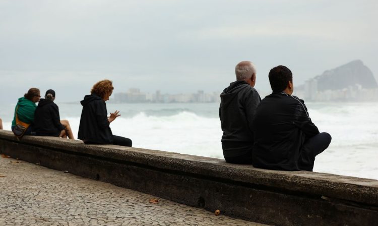 Rio de Janeiro (RJ), 01/07/2024 – Ressaca e frio marcam início da semana no Rio. Foto: Tomaz Silva/Agência Brasil