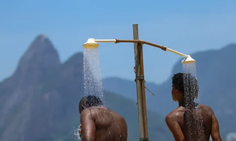 Rio de Janeiro (RJ), 26/12/2025 – Cariocas e turistas vão à praia em dia de forte calor no Rio de Janeiro. Foto: Tomaz Silva/Agência Brasil